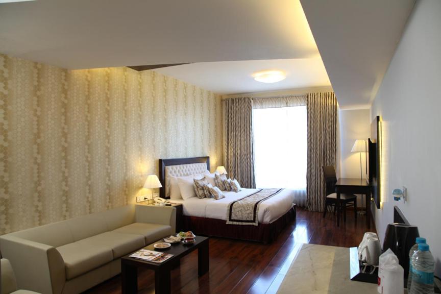 Treehouse Queens Pearl Gurgaon Esterno foto