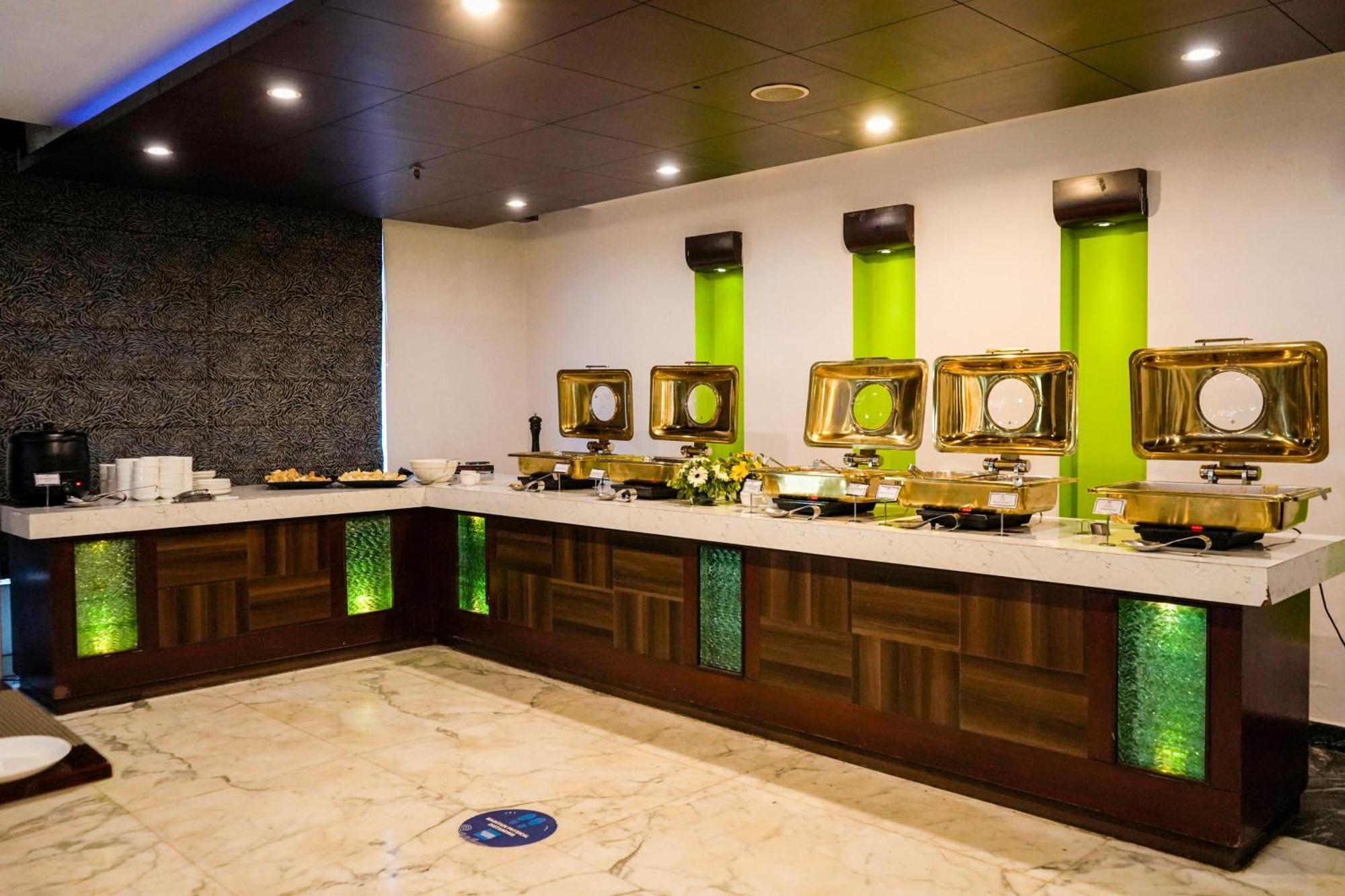 Treehouse Queens Pearl Gurgaon Esterno foto