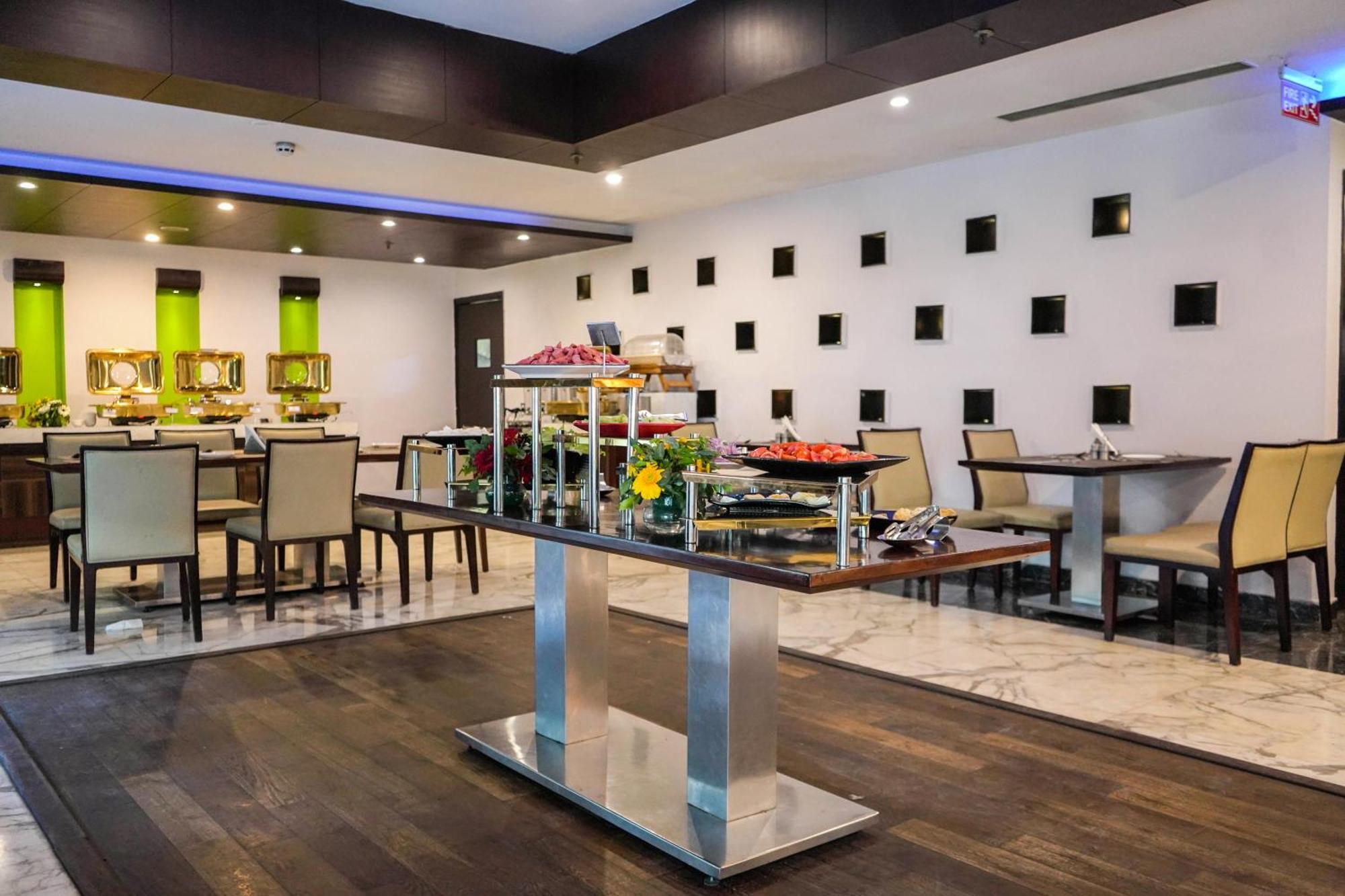 Treehouse Queens Pearl Gurgaon Esterno foto