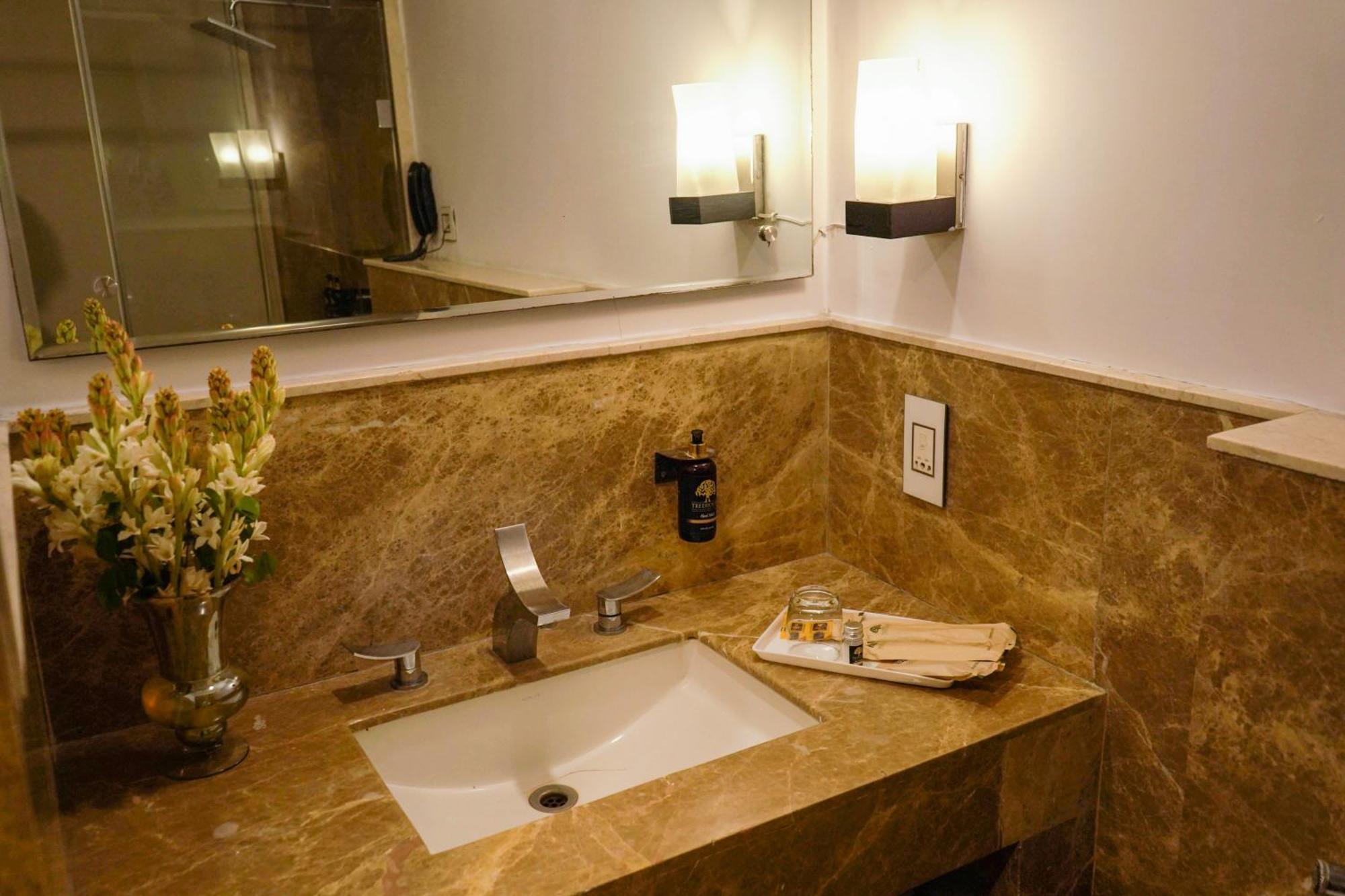 Treehouse Queens Pearl Gurgaon Esterno foto