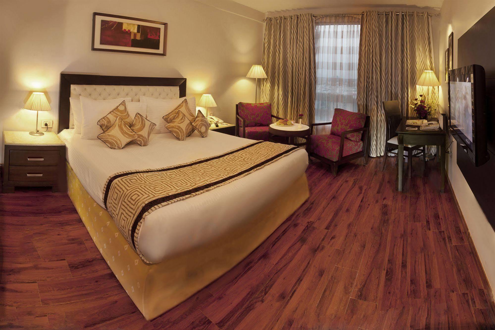 Treehouse Queens Pearl Gurgaon Esterno foto